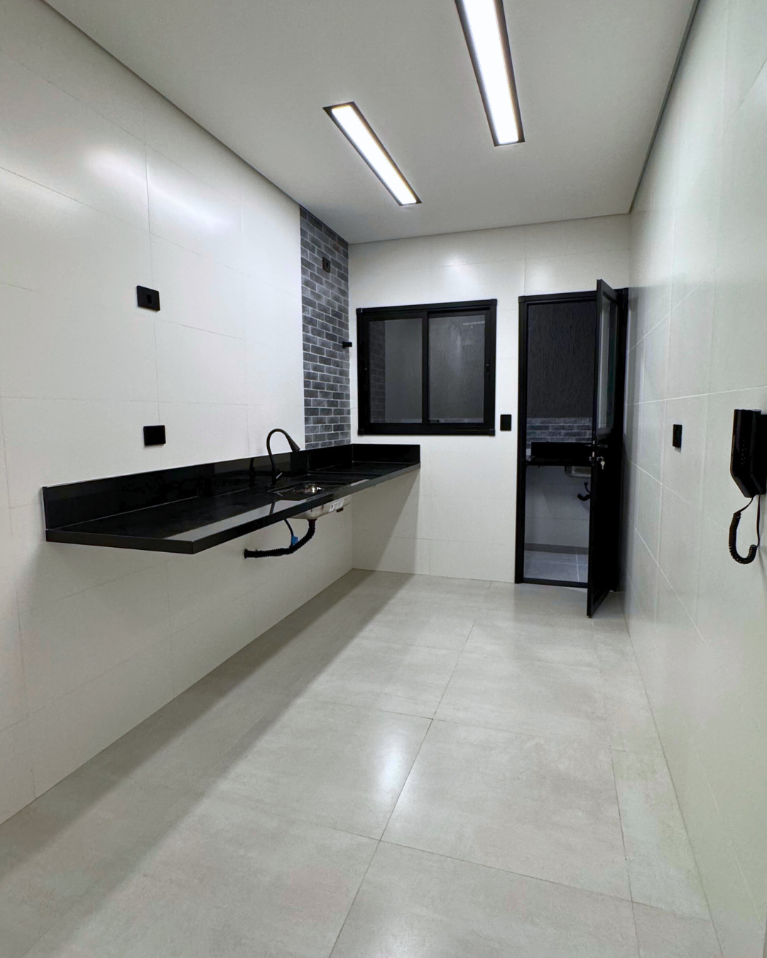 Área de serviço com bancada de granito preto