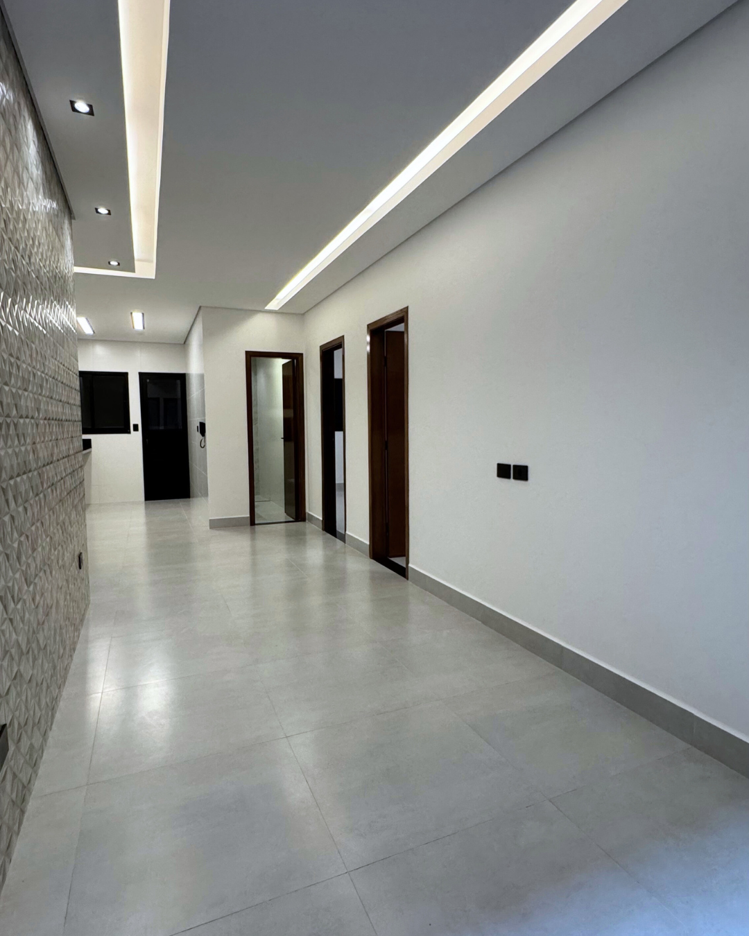 Corredor com iluminação em LED e porcelanato