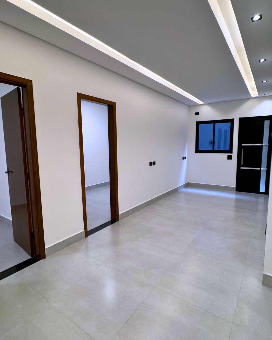 Sala de estar com pé direito alto e iluminação embutida