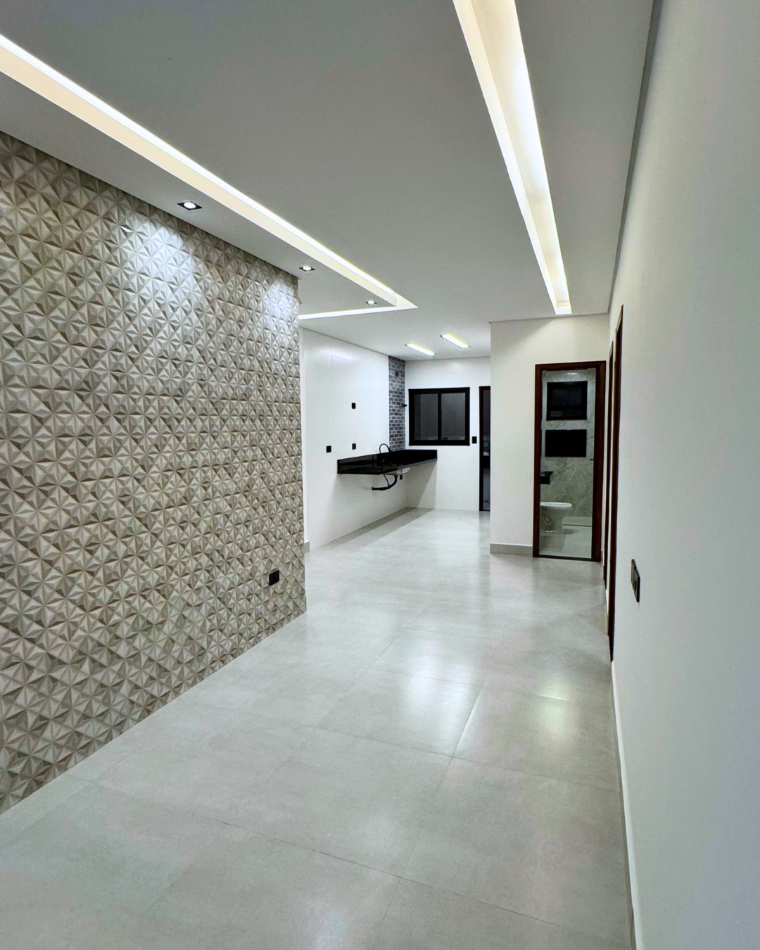 Sala ampla com parede 3D decorativa